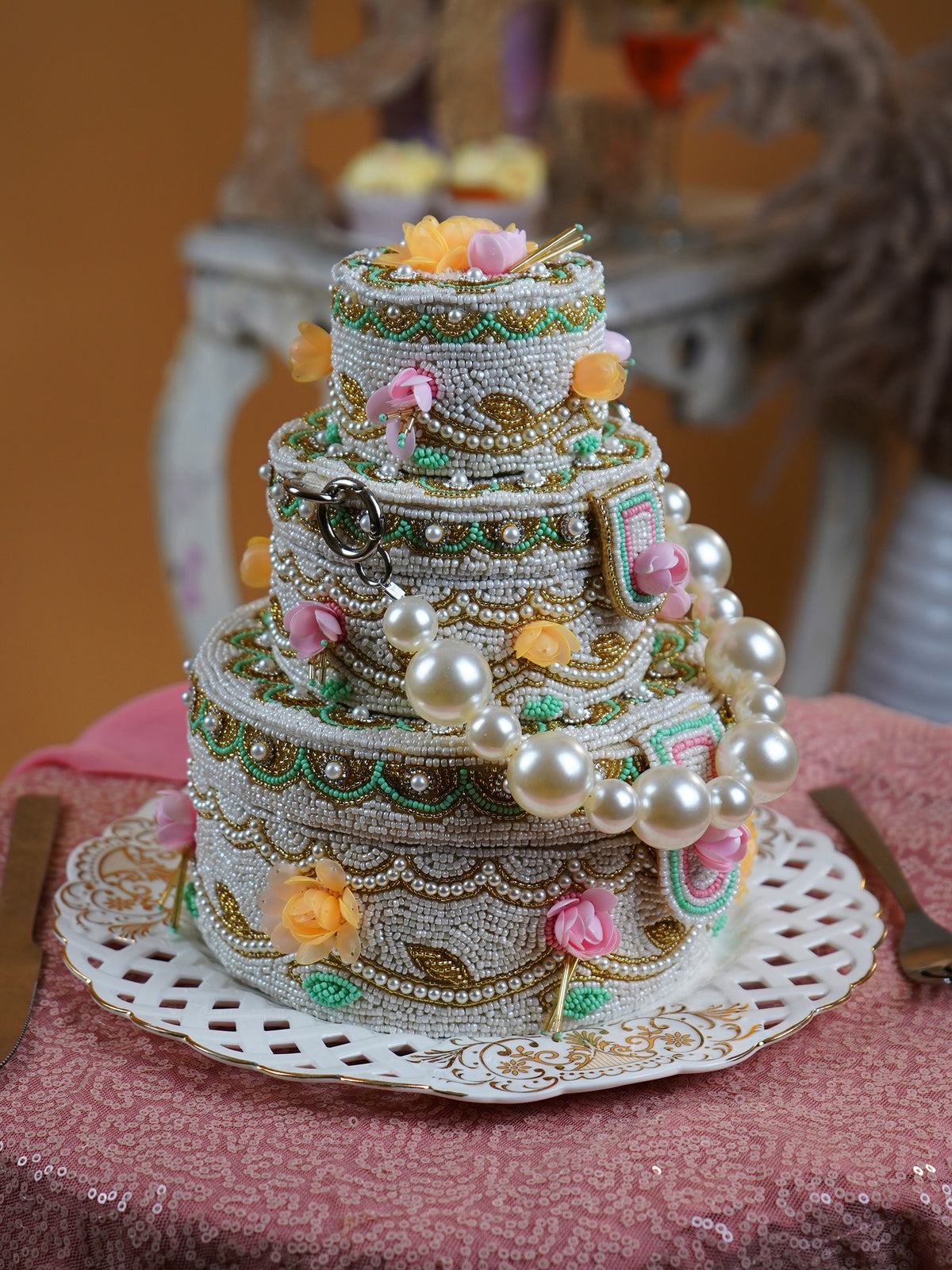 Cake White Beads Minaudière