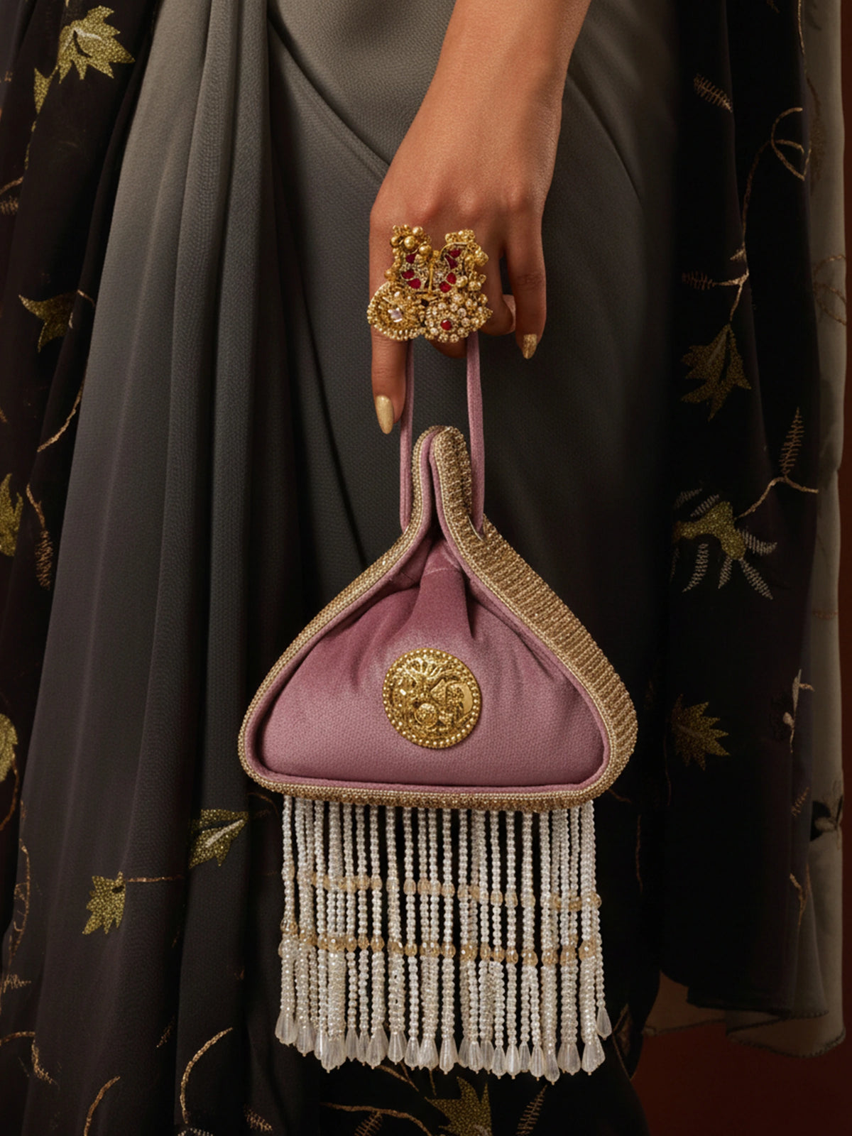 Trikon Falsa Medallion Potli