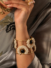 Akarna Pearl Handcuff